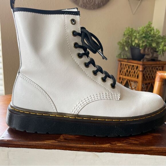 NWOB Dr Martens Jadon Boot Smooth Leather Platforms White Size 7 Men 8 Women - Picture 3 of 13